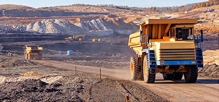 Großer Bergbau-TKW auf Baustelle